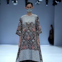 Rumah mode Iwan Tirta mempopulerkan koleksi batik dengan tampilan kasual nan kekinian di Jakarta Fashion Week 2021. Foto: JFW 2021.