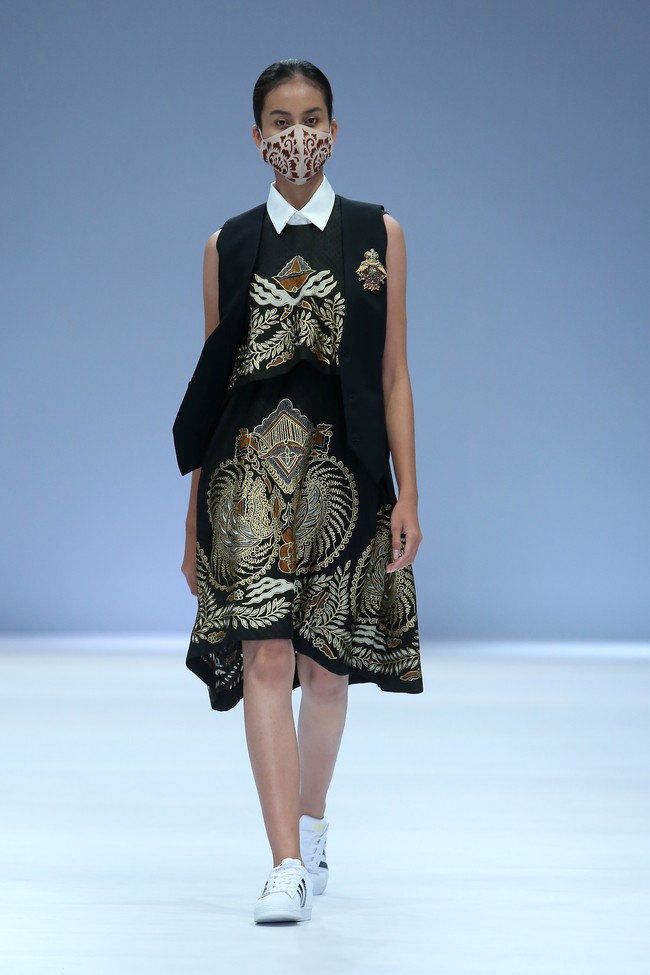 Rumah mode Iwan Tirta mempopulerkan koleksi batik dengan tampilan kasual nan kekinian di Jakarta Fashion Week 2021. Foto: JFW 2021.