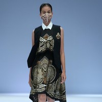 Rumah mode Iwan Tirta mempopulerkan koleksi batik dengan tampilan kasual nan kekinian di Jakarta Fashion Week 2021. Foto: JFW 2021.