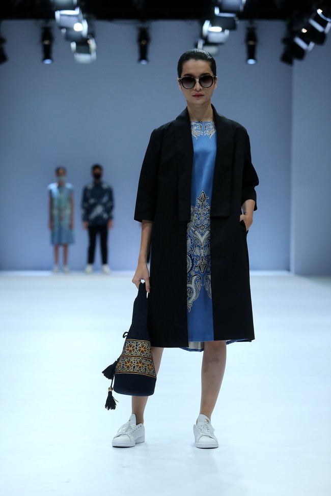 Rumah mode Iwan Tirta mempopulerkan koleksi batik dengan tampilan kasual nan kekinian di Jakarta Fashion Week 2021. Foto: JFW 2021.