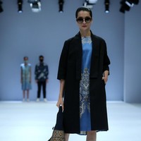 Rumah mode Iwan Tirta mempopulerkan koleksi batik dengan tampilan kasual nan kekinian di Jakarta Fashion Week 2021. Foto: JFW 2021.