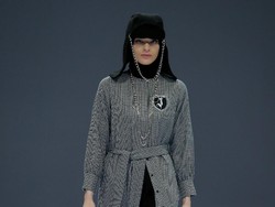 10 Koleksi Busana Jenahara yang Serba Monokrom di Jakarta Fashion Week 2021
