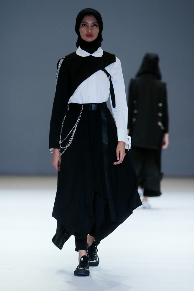 Desainer Jenahara menampilkan koleksi busana tema Academia di Jakarta Fashion Week 2021. Foto: JFW 2021.