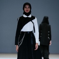 Desainer Jenahara menampilkan koleksi busana tema Academia di Jakarta Fashion Week 2021. Foto: JFW 2021.
