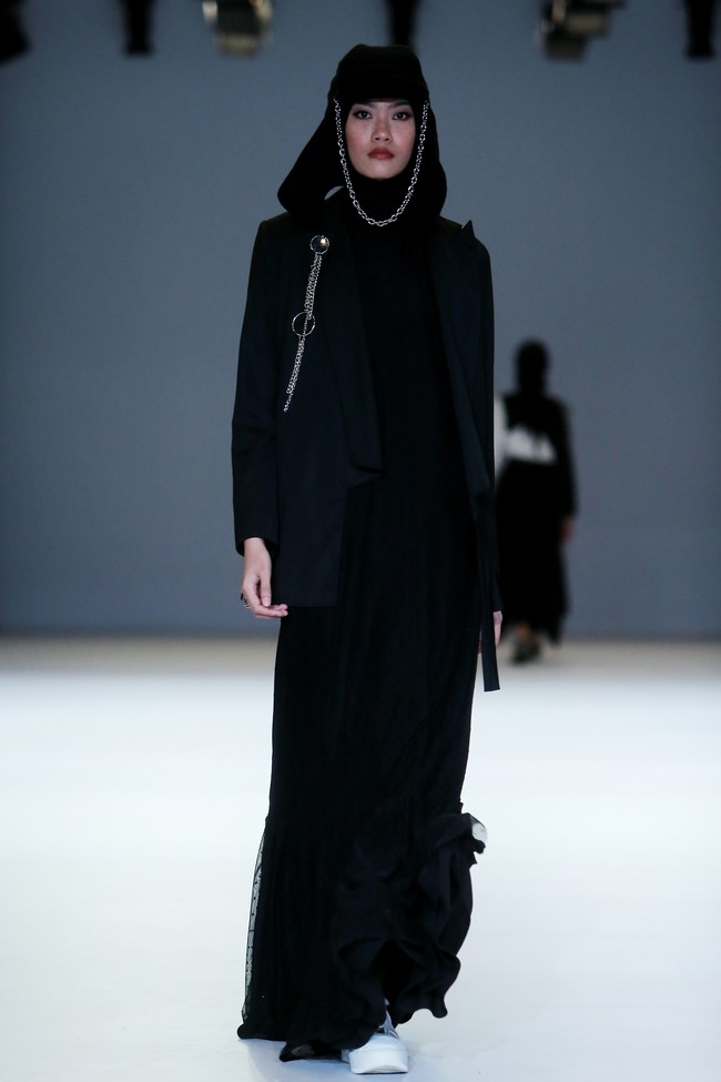 Desainer Jenahara menampilkan koleksi busana tema Academia di Jakarta Fashion Week 2021. Foto: JFW 2021.