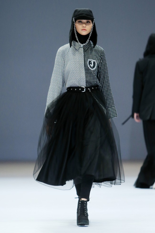 Desainer Jenahara menampilkan koleksi busana tema Academia di Jakarta Fashion Week 2021. Foto: JFW 2021.