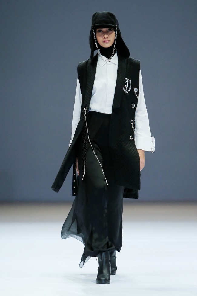 Desainer Jenahara menampilkan koleksi busana tema Academia di Jakarta Fashion Week 2021. Foto: JFW 2021.