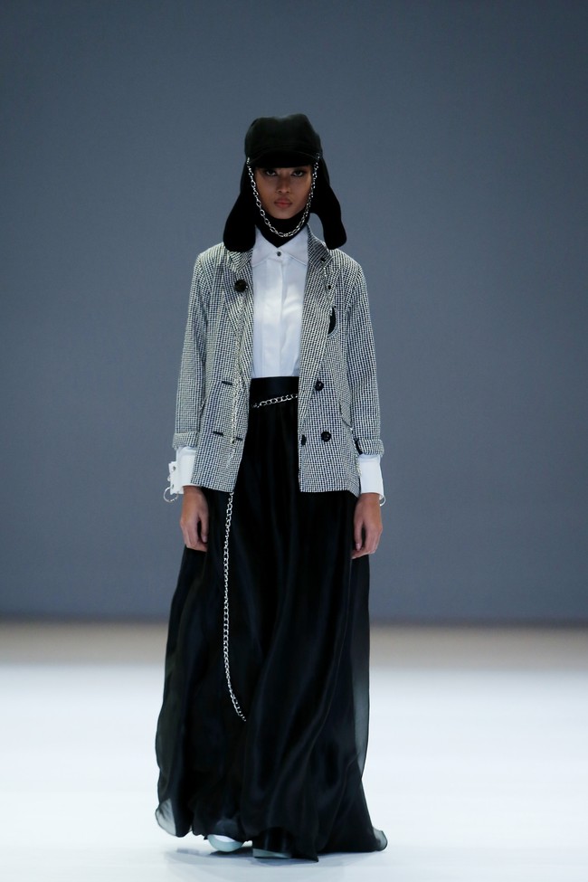 Desainer Jenahara menampilkan koleksi busana tema Academia di Jakarta Fashion Week 2021. Foto: JFW 2021.