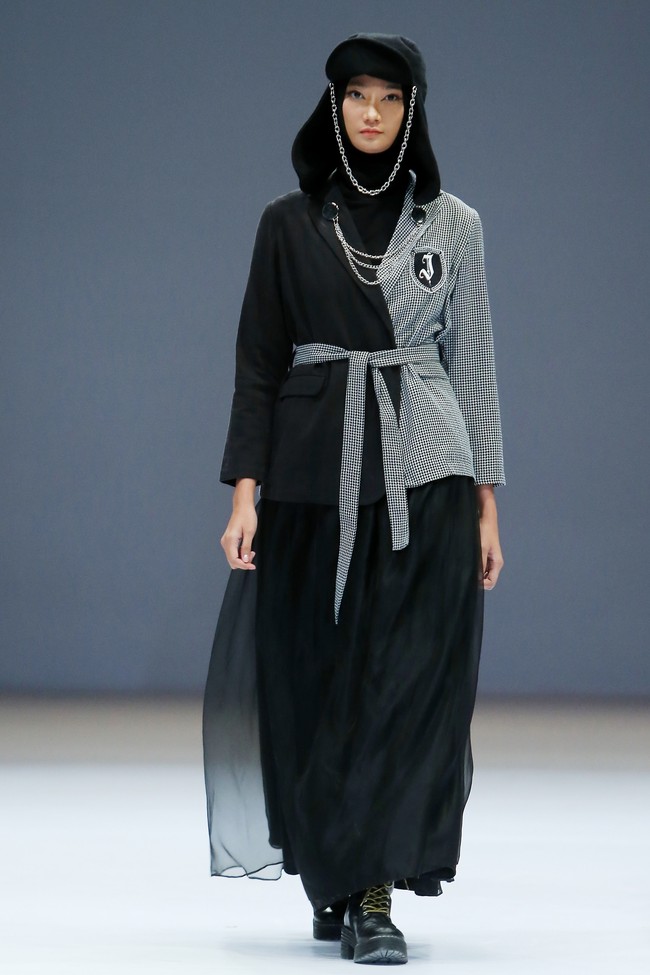 Desainer Jenahara menampilkan koleksi busana tema Academia di Jakarta Fashion Week 2021. Foto: JFW 2021.
