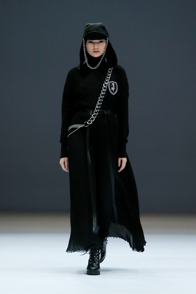 Desainer Jenahara menampilkan koleksi busana tema Academia di Jakarta Fashion Week 2021. Foto: JFW 2021.