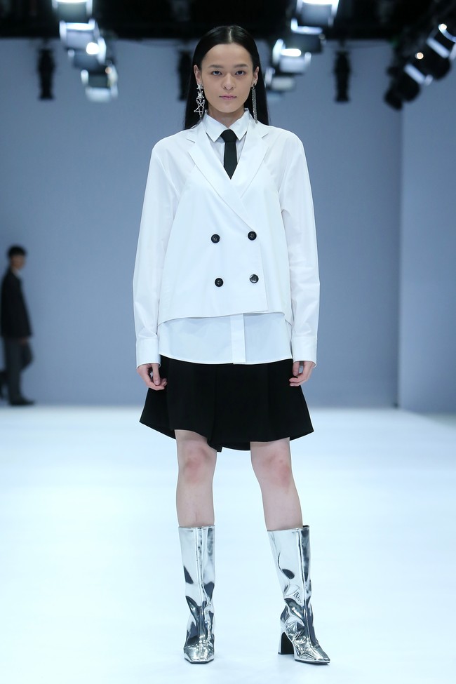 Desainer Rani Hatta menampilkan koleksi terbarunya yang terinspirasi dari gaya tentara di Jakarta Fashion Week 2021. Foto: dok. JFW 2021.