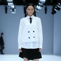 Desainer Rani Hatta menampilkan koleksi terbarunya yang terinspirasi dari gaya tentara di Jakarta Fashion Week 2021. Foto: dok. JFW 2021.