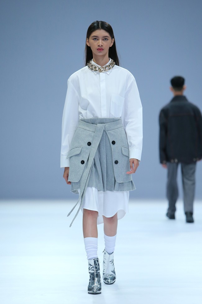 Desainer Rani Hatta menampilkan koleksi terbarunya yang terinspirasi dari gaya tentara di Jakarta Fashion Week 2021. Foto: dok. JFW 2021.