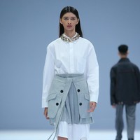Desainer Rani Hatta menampilkan koleksi terbarunya yang terinspirasi dari gaya tentara di Jakarta Fashion Week 2021. Foto: dok. JFW 2021.
