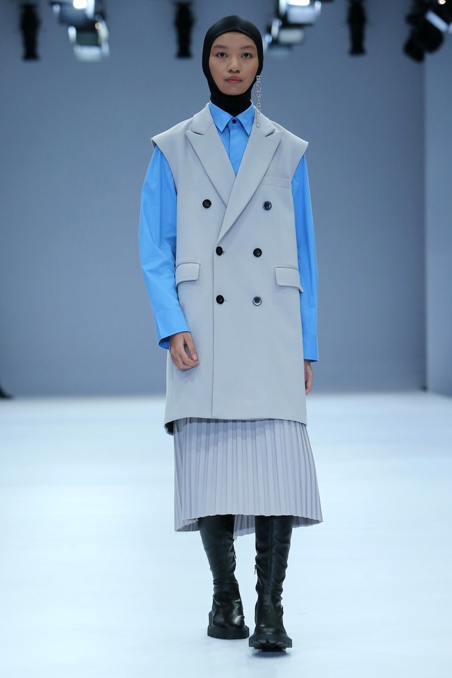 Desainer Rani Hatta menampilkan koleksi terbarunya yang terinspirasi dari gaya tentara di Jakarta Fashion Week 2021. Foto: dok. JFW 2021.