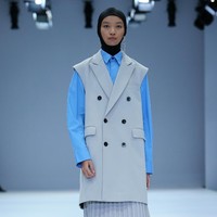 Desainer Rani Hatta menampilkan koleksi terbarunya yang terinspirasi dari gaya tentara di Jakarta Fashion Week 2021. Foto: dok. JFW 2021.