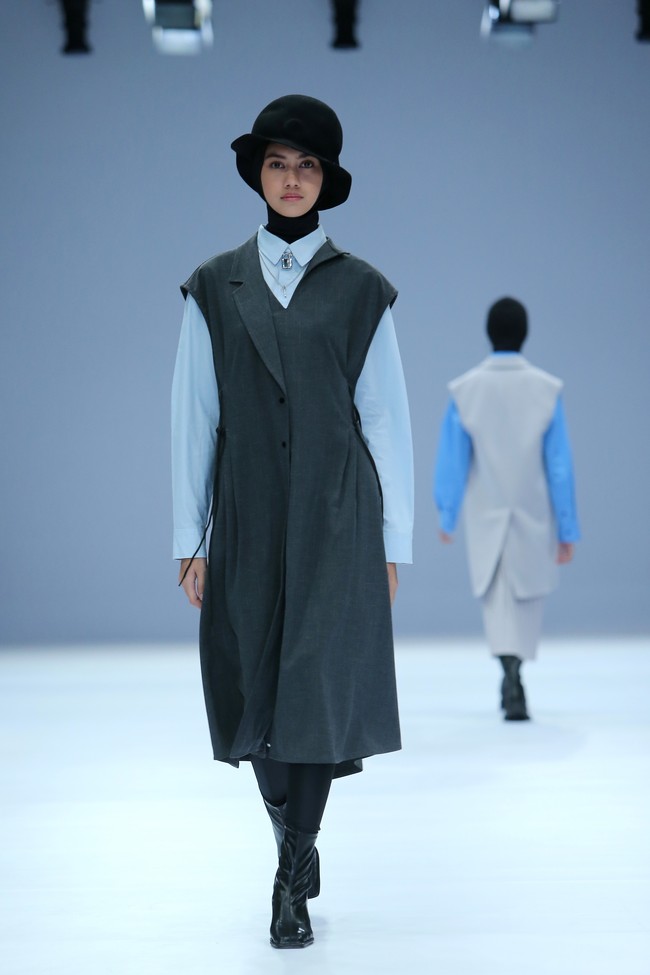 Desainer Rani Hatta menampilkan koleksi terbarunya yang terinspirasi dari gaya tentara di Jakarta Fashion Week 2021. Foto: dok. JFW 2021.
