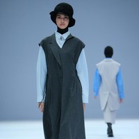 Desainer Rani Hatta menampilkan koleksi terbarunya yang terinspirasi dari gaya tentara di Jakarta Fashion Week 2021. Foto: dok. JFW 2021.