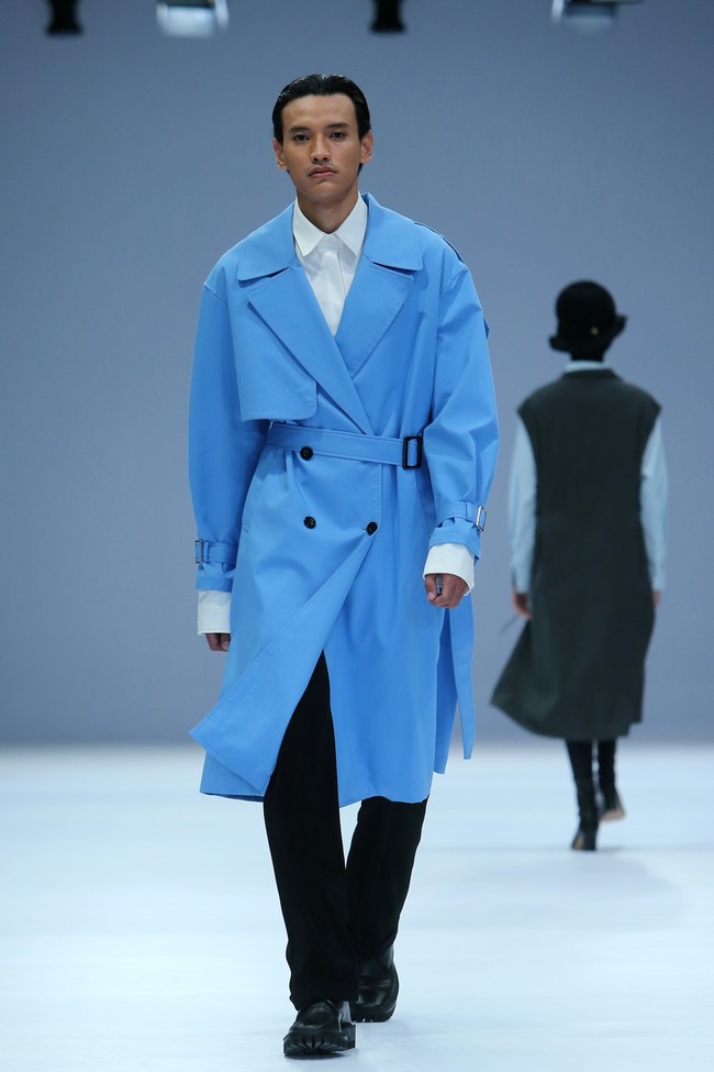 Desainer Rani Hatta menampilkan koleksi terbarunya yang terinspirasi dari gaya tentara di Jakarta Fashion Week 2021. Foto: dok. JFW 2021.