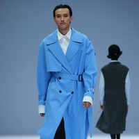 Desainer Rani Hatta menampilkan koleksi terbarunya yang terinspirasi dari gaya tentara di Jakarta Fashion Week 2021. Foto: dok. JFW 2021.