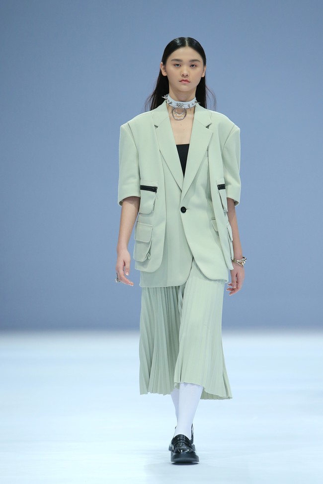 Desainer Rani Hatta menampilkan koleksi terbarunya yang terinspirasi dari gaya tentara di Jakarta Fashion Week 2021. Foto: dok. JFW 2021.