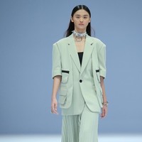 Desainer Rani Hatta menampilkan koleksi terbarunya yang terinspirasi dari gaya tentara di Jakarta Fashion Week 2021. Foto: dok. JFW 2021.