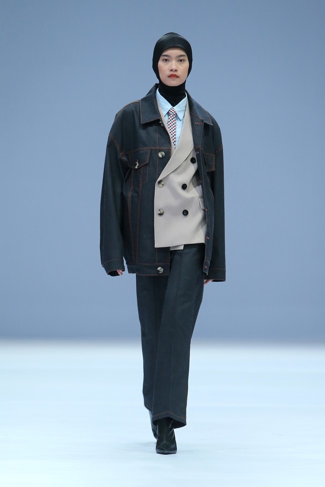 Desainer Rani Hatta menampilkan koleksi terbarunya yang terinspirasi dari gaya tentara di Jakarta Fashion Week 2021. Foto: dok. JFW 2021.