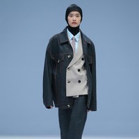 Desainer Rani Hatta menampilkan koleksi terbarunya yang terinspirasi dari gaya tentara di Jakarta Fashion Week 2021. Foto: dok. JFW 2021.