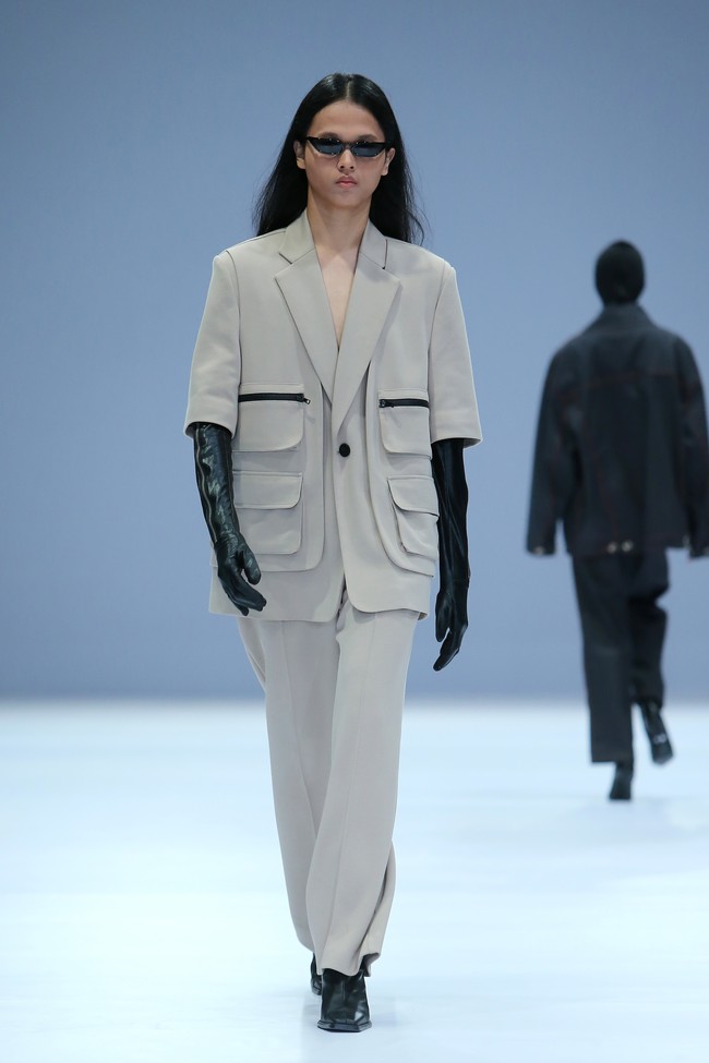 Desainer Rani Hatta menampilkan koleksi terbarunya yang terinspirasi dari gaya tentara di Jakarta Fashion Week 2021. Foto: dok. JFW 2021.