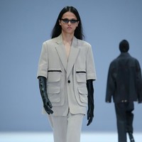 Desainer Rani Hatta menampilkan koleksi terbarunya yang terinspirasi dari gaya tentara di Jakarta Fashion Week 2021. Foto: dok. JFW 2021.