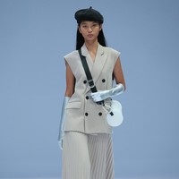 Desainer Rani Hatta menampilkan koleksi terbarunya yang terinspirasi dari gaya tentara di Jakarta Fashion Week 2021. Foto: dok. JFW 2021.