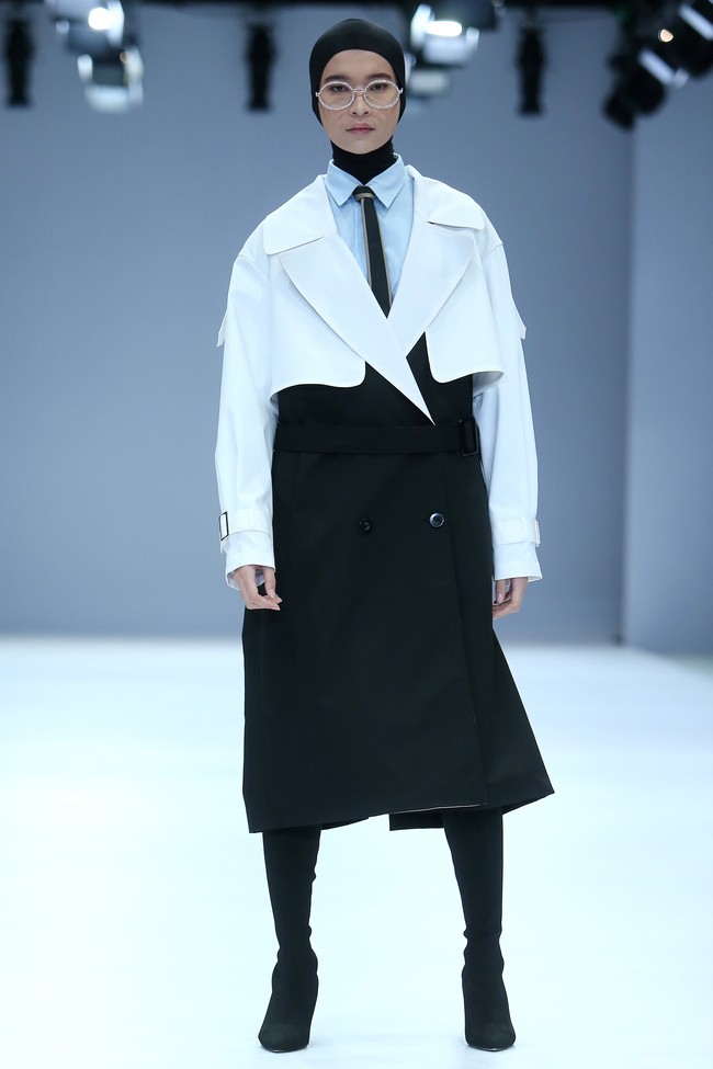 Desainer Rani Hatta menampilkan koleksi terbarunya yang terinspirasi dari gaya tentara di Jakarta Fashion Week 2021. Foto: dok. JFW 2021.