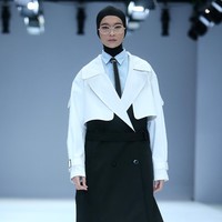 Desainer Rani Hatta menampilkan koleksi terbarunya yang terinspirasi dari gaya tentara di Jakarta Fashion Week 2021. Foto: dok. JFW 2021.