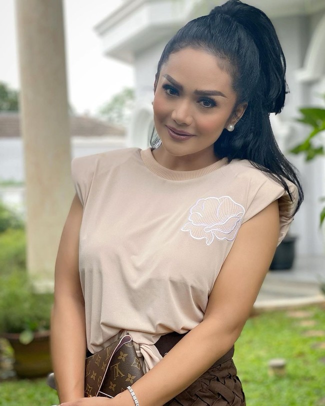 Pasangan artis Indonesia yang dulunya juga sering terlihat mesra adalah Krisdayanti dan Anang Hermansyah. Kabar perceraian keduanya pada tahun 2009 sempat menggegerkan publik. Anang dan Krisdayanti memilih untuk bercerai setelah 13 tahun menikah. Kini keduanya sudah bahagia dengan keluarga masing-masing. Foto: Instagram @krisdayantilemos