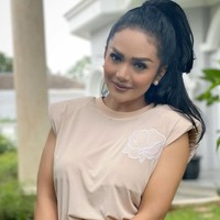 Pasangan artis Indonesia yang dulunya juga sering terlihat mesra adalah Krisdayanti dan Anang Hermansyah. Kabar perceraian keduanya pada tahun 2009 sempat menggegerkan publik. Anang dan Krisdayanti memilih untuk bercerai setelah 13 tahun menikah. Kini keduanya sudah bahagia dengan keluarga masing-masing. Foto: Instagram @krisdayantilemos