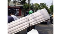 Selain ukuran dan bobot barangnya yang besar, tugas mereka menjadi lebih sulit ketika cuaca buruk seperti hujan. (Instagram: @newdramaojol.id)