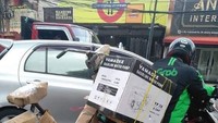 Tapi, di balik itu semua sebenarnya para kurir ojol ini terpaksa karena keadaan. Mereka tau bahaya mengangkut barang berlebih dengan sepeda motor, tapi tak dapat menolak pula karena berisiko terkena sanksi. (Instagram: @newdramaojol.id)