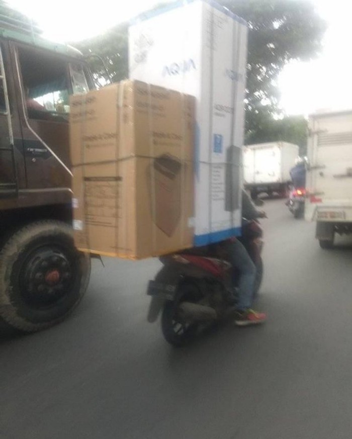 Kurir Ojol Angkut Barang Besar Seringkali ojol terpaksa mengangkut barang yang ukuran dan bobot berlebih dari kapasitas dan dimensi sepeda motor.