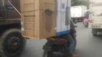 Tidak sedikit ditemukan kurir ojol mengantarkan barang yang melebih dimensi dan kapasitas angkut dari sepeda motornya. Mulai dari lemari es, mesin cuci, dan berbagai barang-barang berukuran besar lainnya. (Instagram: @newdramaojol.id)