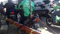 Mengangkut barang melebihi dimensi dan kapasitas ini juga melanggar UU No 22 tahun 2009 tentang lalu lintas dan angkutan jalan. (Instagram: @newdramaojol.id)