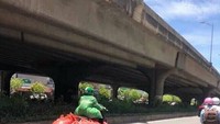 Tugas sebagai kurir pun bagai buah simalakama. Jika menolak berisiko terkena sanksi dari aplikator. Sebaliknya jika menerima risiko keselamatan berkendara diri sendiri dan pengguna jalan lain dikorbankan. (Instagram: @newdramaojol.id)