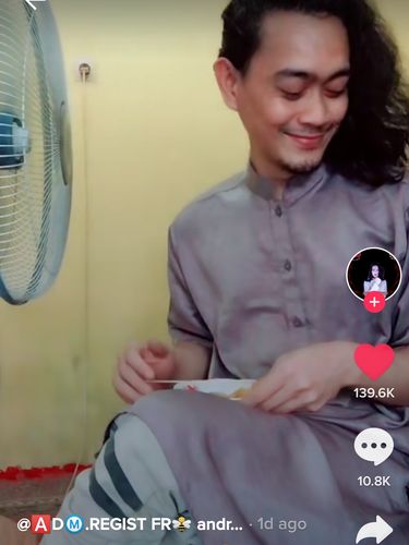 Lagi Asyik Makan, Pria Gondrong Ini Baper Sama Kipas Angin