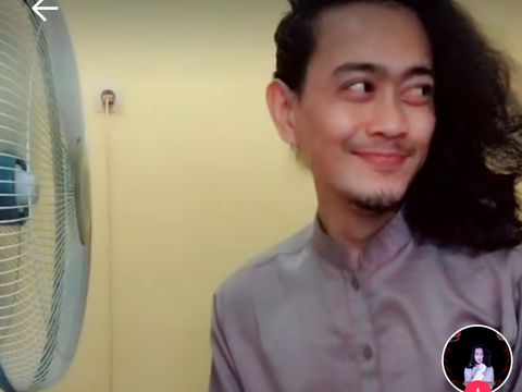 Lagi Asyik Makan, Pria Gondrong Ini Baper Sama Kipas Angin