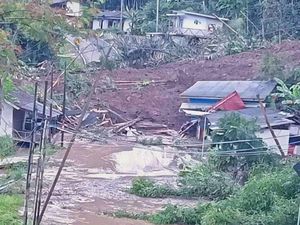 Saat Guguran Tanah Longsor Timbun 7 Rumah di Garut