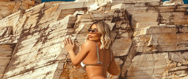 Selebgram Leticia Martins atau yang lebih dikenal dengan Lunna LeBlanc jadi kontroversi setelah pengakuannya tentang ritual anehnya. Selebgram dan model asal Brazil itu mengaku menjemur alat kelaminnya setiap hari. Foto: Instagram