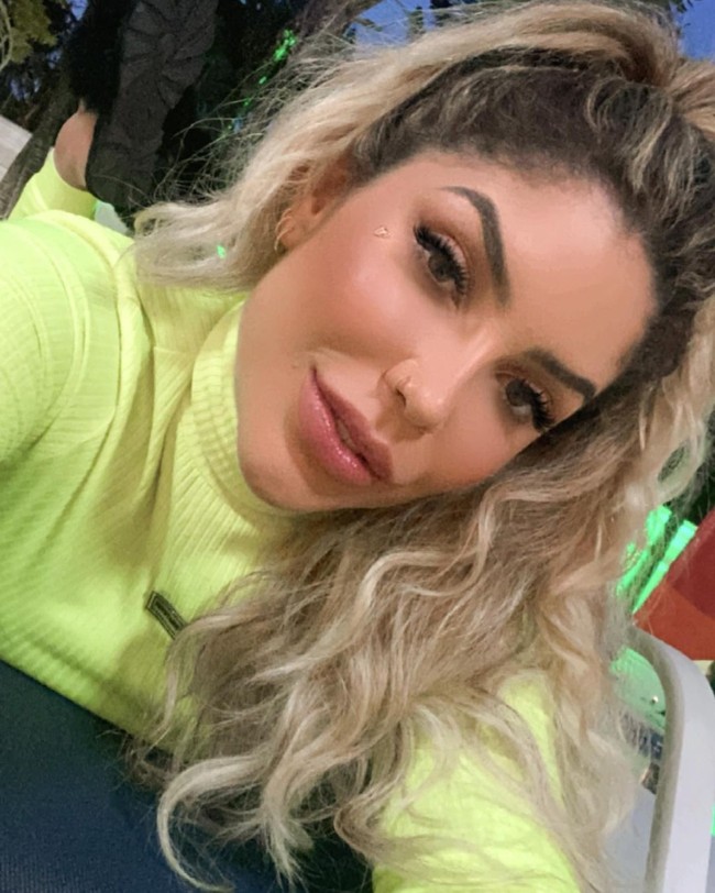 Dalam Instagramnya, Luna membagikan foto sensual dengan keterangan foto yang menyebut bahwa dia menjemur alat kelaminnya setiap hari selama dua jam. Foto: Instagram