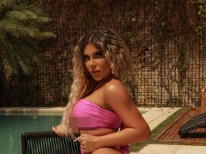Astaga, Model Seksi Ini Minta Pemotretannya Diberkati Paus Fransiskus