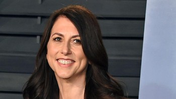 10. MacKenzie Scott: Janda Jeff Bezos ini mendapat bagian saham Amazon yang besar sehingga saat ini hartanya USD 43,6 miliar atau Rp 626 triliun. Foto: Getty Images