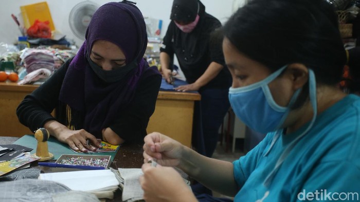 Difabel bukan alasan untuk berhenti berkaya, di Workshop Precious One, Jakarta Barat sejumlah penyendang disabilitas terus berkreasi tanpa batas.