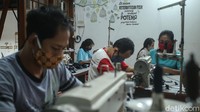 Meski dengan keterbatasan, rekan-rekan difabel di sini tetap bekerja dengan sangat teliti.